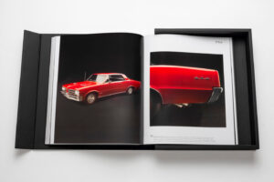 Livre design haut de gamme The Impossible Collection of Cars par Assouline, édition Ultimate sous écrin caoutchouc noir, disponible chez D-Style Interior.