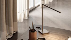 ESSENTIAL Lampe de table design haut de gamme en métal finition laiton foncé avec éclairage LED et interrupteur tactile par Reflex Angelo, disponible chez D-Style Interior
