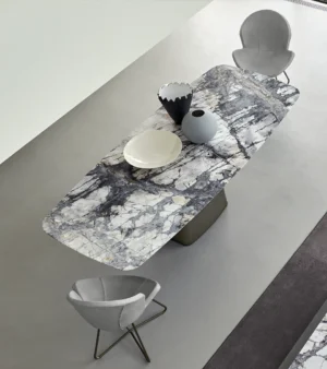 Table à manger design haut de gamme Icon par Arketipo, plateau marbre Moon grey avec pilier central métal, disponible chez D-Style Interior