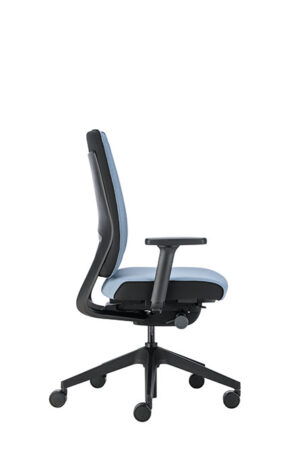 JOYCEis3 JC111, chaise de bureau ergonomique et élégante d’Interstuhl, conçue pour le confort, la flexibilité et la performance. Disponible chez D-Style Interior.