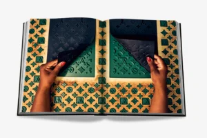 Livre design haut de gamme Louis Vuitton Manufactures par Assouline, édition Classics en couverture soie, disponible chez D-Style Interior.
