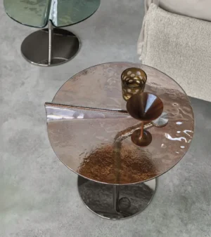 Table à manger design haut de gamme Maverick Arketipo par Studio Bigg, inspiration aérodynamique, disponible chez D-Style Interior.