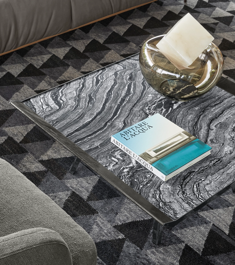 Table à manger design haut de gamme Moon Invaders Arketipo par Gino Carollo, en marbre, cuir et métal, disponible chez D-Style Interior.