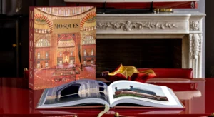 Livre design haut de gamme Mosques: The 100 Most Iconic Islamic Houses Of Worship Assouline, édition Ultimate Collection, disponible chez D-Style Interior.