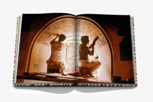 Livre design haut de gamme Moroccan Decorative Arts par Assouline, édition Legends sous étui lin, disponible chez D-Style Interior.