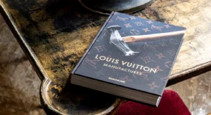 Livre design haut de gamme Louis Vuitton Manufactures par Assouline, édition Classics en couverture soie, disponible chez D-Style Interior.