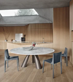 Table à manger design haut de gamme Prince par Arketipo, design sculptural de Giuseppe Viganò, disponible chez D-Style Interior