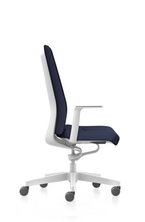 PUREis3 PU113, chaise de bureau innovante d’Interstuhl, conçue pour le mouvement naturel du corps et le confort actif. Disponible chez D-Style Interior.