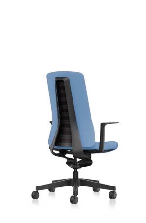 PUREis3 PU113, chaise de bureau innovante d’Interstuhl, conçue pour le mouvement naturel du corps et le confort actif. Disponible chez D-Style Interior.