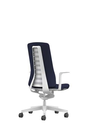 PUREis3 PU113, chaise de bureau innovante d’Interstuhl, conçue pour le mouvement naturel du corps et le confort actif. Disponible chez D-Style Interior.