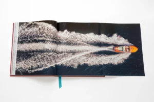 Livre design haut de gamme Riva Aquarama Special Edition par Assouline, édition bois verni sous écrin, disponible chez D-Style Interior.