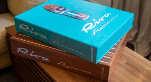 Livre design haut de gamme Riva Aquarama par Assouline, édition Ultimate sous écrin caoutchouc, disponible chez D-Style Interior.