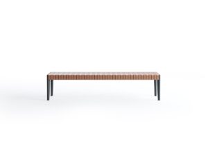 Stilt Weave table basse et tabouret d’Amura Lab allient cuir tissé à la main et design épuré, pour une élégance naturelle et intemporelle. Disponible chez D-Style Interior.