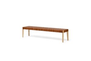 Stilt Weave table basse et tabouret d’Amura Lab allient cuir tissé à la main et design épuré, pour une élégance naturelle et intemporelle. Disponible chez D-Style Interior.