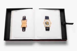 Livre design haut de gamme The Impossible Collection of Watches par Assouline, édition Ultimate sous écrin caoutchouc, disponible chez D-Style Interior.