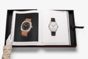 Livre design haut de gamme The Impossible Collection of Watches par Assouline, édition Ultimate sous écrin caoutchouc, disponible chez D-Style Interior.