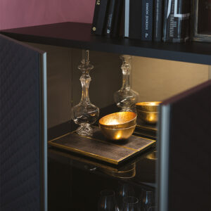 Buffet design haut de gamme Tiffany par Cattelan Italia, revêtement cuir matelassé avec structure bois laqué, disponible chez D-Style Interior