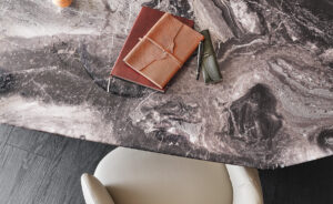 Senator table de Cattelan Italia est une sculpture fonctionnelle alliant verre artistique, métal et lumière. Une pièce iconique du design haut de gamme. Disponible chez D-Style Interior.