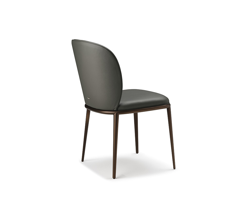 Chris ML Chaise design de Cattelan Italia, structure fine en acier et assise rembourrée élégante. Confort, légèreté et design italien intemporel. Disponible chez D-Style Interior.