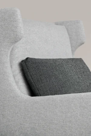 Alice fauteuil d’Amura Lab allie élégance contemporaine, confort raffiné et design italien intemporel. Disponible chez D-Style Interior.