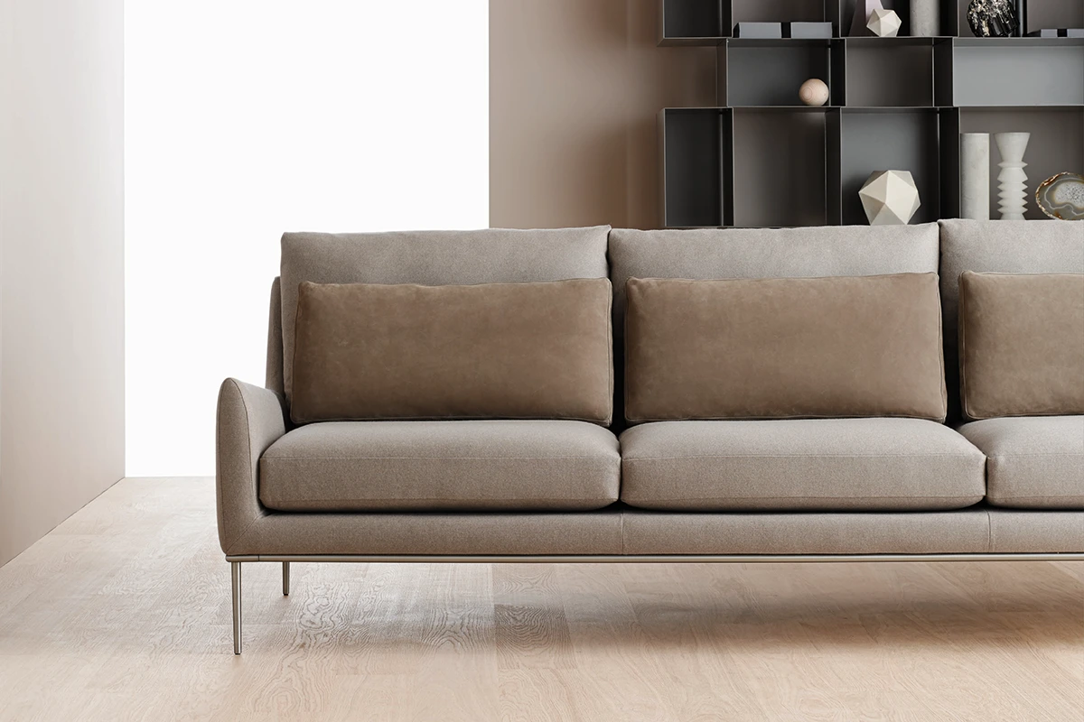 Alice canapé d’Amura Lab associe design raffiné, lignes aériennes et confort exceptionnel pour un intérieur élégant et intemporel. Disponible chez D-Style Interior.