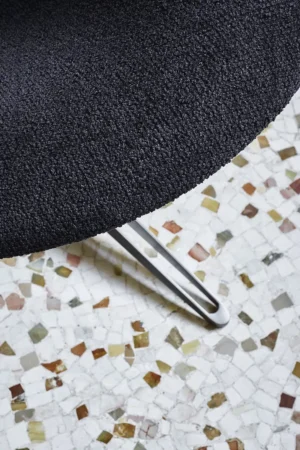 Medea fauteuil design haut de gamme par Amura Lab allie formes sculpturales, confort enveloppant et élégance italienne. Disponible chez D-Style Interior.