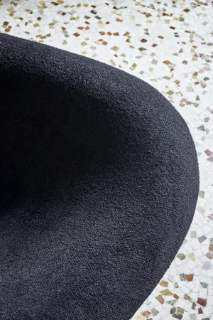 Medea fauteuil design haut de gamme par Amura Lab allie formes sculpturales, confort enveloppant et élégance italienne. Disponible chez D-Style Interior.