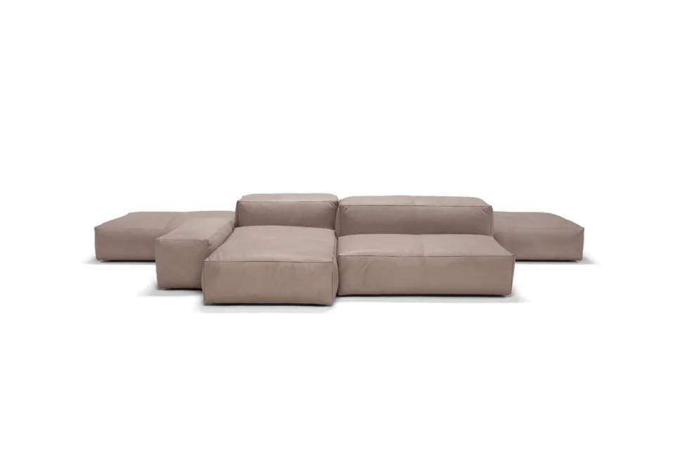 Davis Modulare canapé  d’Amura Lab conjugue design modulable, confort luxueux et élégance italienne intemporelle. Disponible chez D-Style Interior.