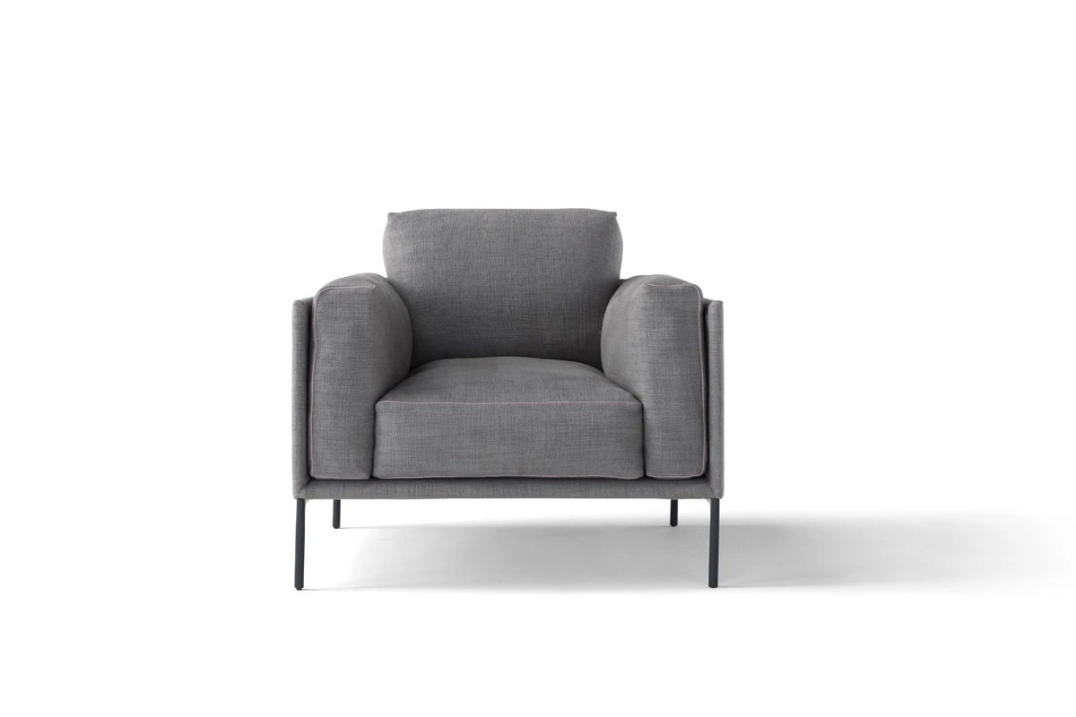 Giorgio fauteuil d’Amura Lab marie structure moderne et confort absolu dans une élégance italienne intemporelle. Disponible chez D-Style Interior.