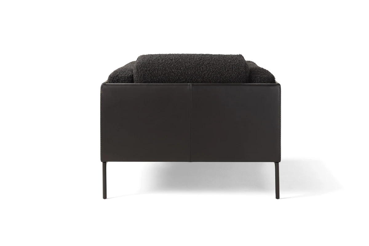 Giorgio fauteuil d’Amura Lab marie structure moderne et confort absolu dans une élégance italienne intemporelle. Disponible chez D-Style Interior.