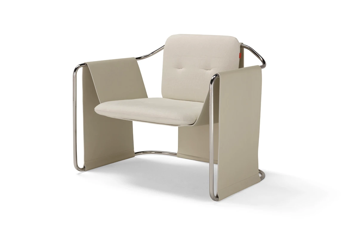 Kimono fauteuil d’Amura Lab associe structure métallique et cuir raffiné dans une harmonie inspirée du vêtement japonais. Disponible chez D-Style Interior.