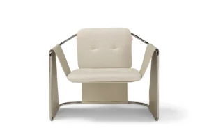 Kimono fauteuil d’Amura Lab associe structure métallique et cuir raffiné dans une harmonie inspirée du vêtement japonais. Disponible chez D-Style Interior.