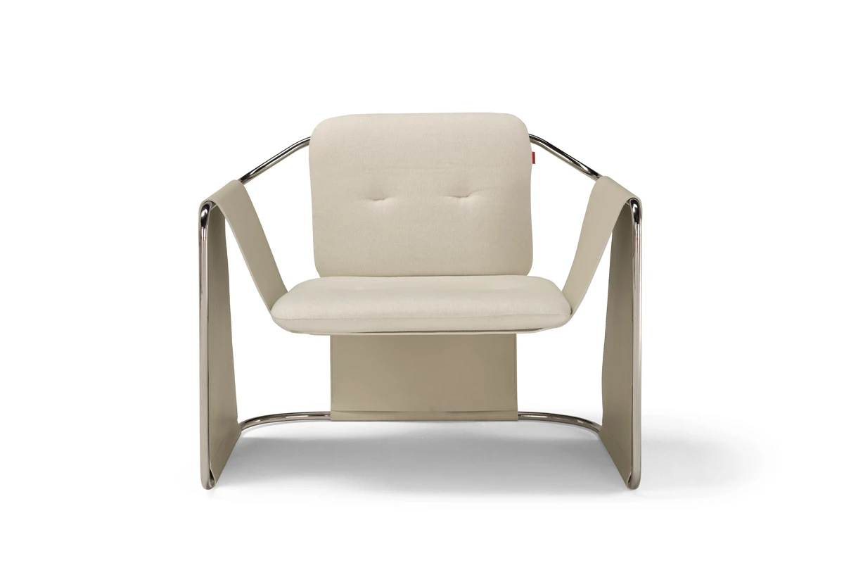 Kimono fauteuil d’Amura Lab associe structure métallique et cuir raffiné dans une harmonie inspirée du vêtement japonais. Disponible chez D-Style Interior.