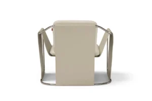 Kimono fauteuil d’Amura Lab associe structure métallique et cuir raffiné dans une harmonie inspirée du vêtement japonais. Disponible chez D-Style Interior.