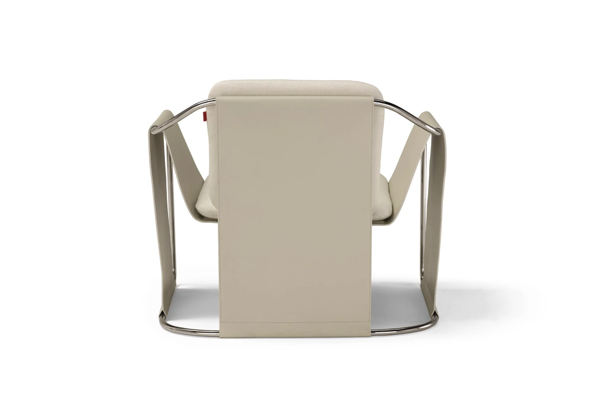 Kimono fauteuil d’Amura Lab associe structure métallique et cuir raffiné dans une harmonie inspirée du vêtement japonais. Disponible chez D-Style Interior.