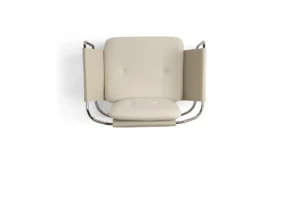 Kimono fauteuil d’Amura Lab associe structure métallique et cuir raffiné dans une harmonie inspirée du vêtement japonais. Disponible chez D-Style Interior.