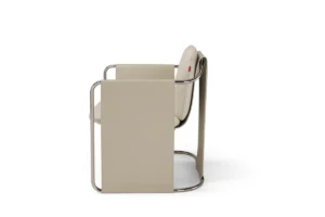 Kimono fauteuil d’Amura Lab associe structure métallique et cuir raffiné dans une harmonie inspirée du vêtement japonais. Disponible chez D-Style Interior.