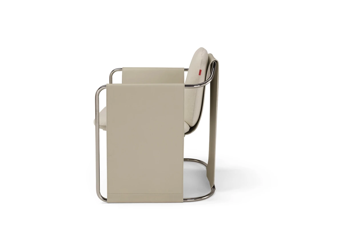 Kimono fauteuil d’Amura Lab associe structure métallique et cuir raffiné dans une harmonie inspirée du vêtement japonais. Disponible chez D-Style Interior.