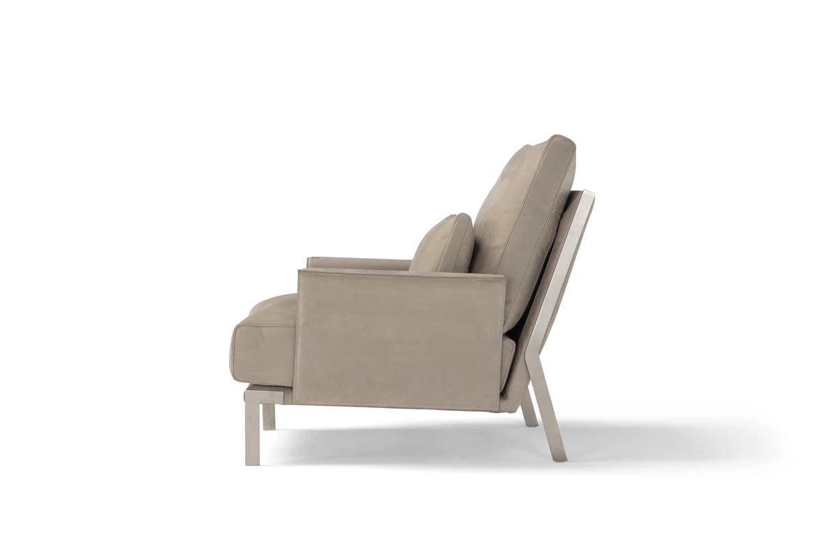 New Link fauteuil d’Amura Lab marie la rigueur du métal à la douceur du rembourrage pour une assise élégante et contemporaine. Disponible chez D-Style Interior.