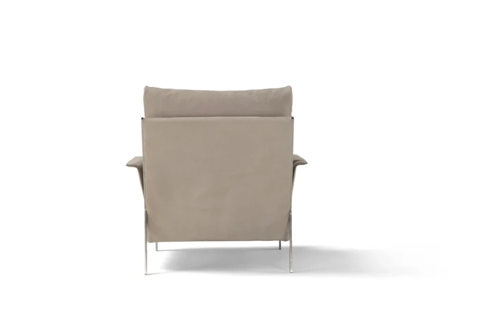 New Link fauteuil d’Amura Lab marie la rigueur du métal à la douceur du rembourrage pour une assise élégante et contemporaine. Disponible chez D-Style Interior.