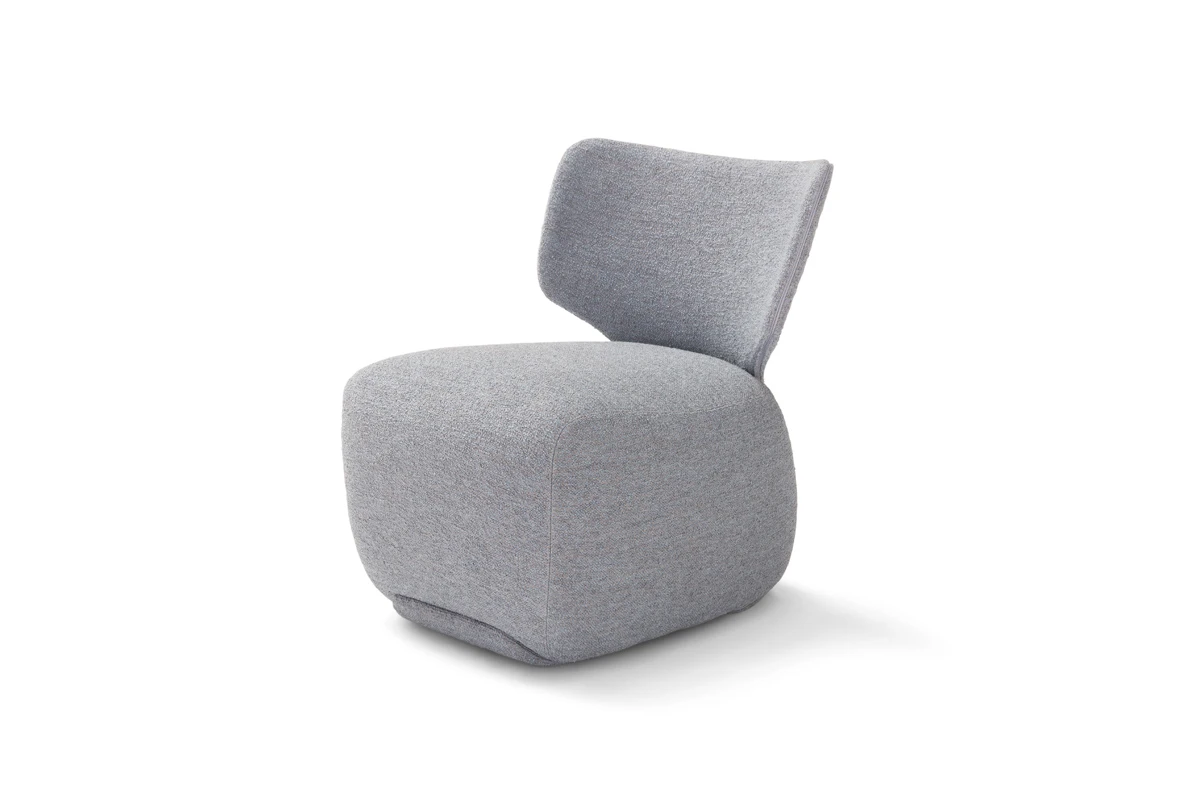 Noa fauteuil d’Amura Lab combine lignes organiques et confort absolu dans une interprétation poétique du design italien. Disponible chez D-Style Interior.