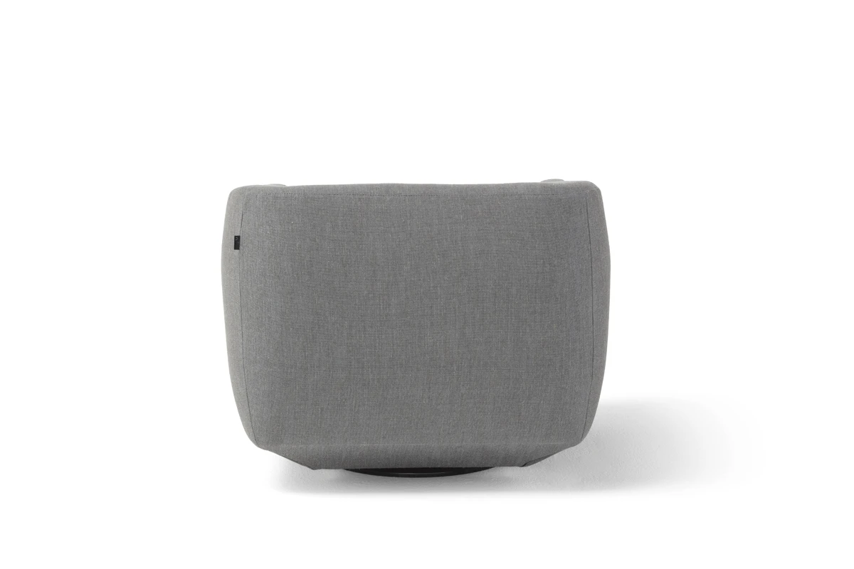 Panis fauteuil par Amura Lab allie formes généreuses, confort enveloppant et élégance artisanale italienne. Disponible chez D-Style Interior.
