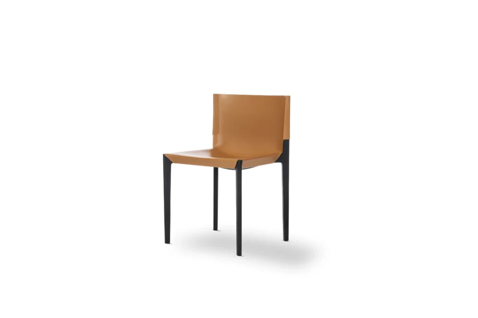 Chaise design haut de gamme Stilt sans accoudoirs d’Amura Lab en bois massif et cuir naturel, disponible chez D-Style Interior.
