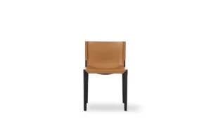 Chaise design haut de gamme Stilt sans accoudoirs d’Amura Lab en bois massif et cuir naturel, disponible chez D-Style Interior.