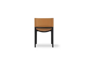 Chaise design haut de gamme Stilt sans accoudoirs d’Amura Lab en bois massif et cuir naturel, disponible chez D-Style Interior.
