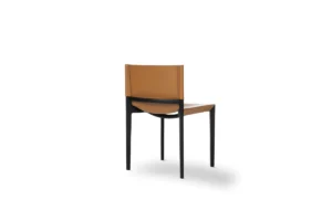 Chaise design haut de gamme Stilt sans accoudoirs d’Amura Lab en bois massif et cuir naturel, disponible chez D-Style Interior.