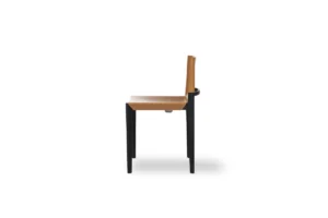 Chaise design haut de gamme Stilt sans accoudoirs d’Amura Lab en bois massif et cuir naturel, disponible chez D-Style Interior.