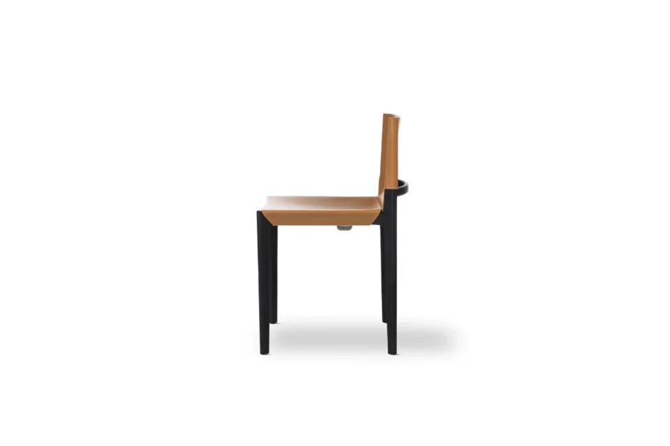 Chaise design haut de gamme Stilt sans accoudoirs d’Amura Lab en bois massif et cuir naturel, disponible chez D-Style Interior.