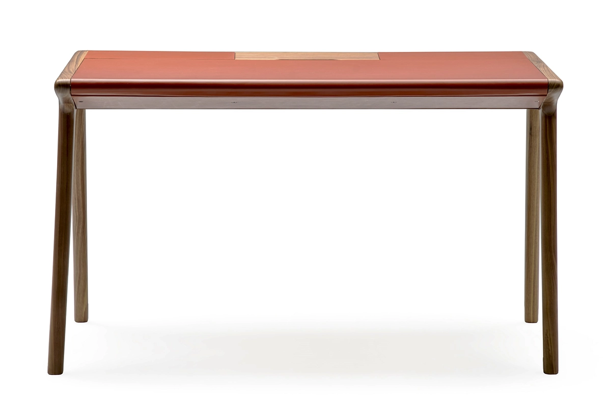 Scriba d’Amura Lab – un bureau design alliant cuir et bois, mêlant élégance italienne et technologie discrète. Disponible chez D-Style Interior.