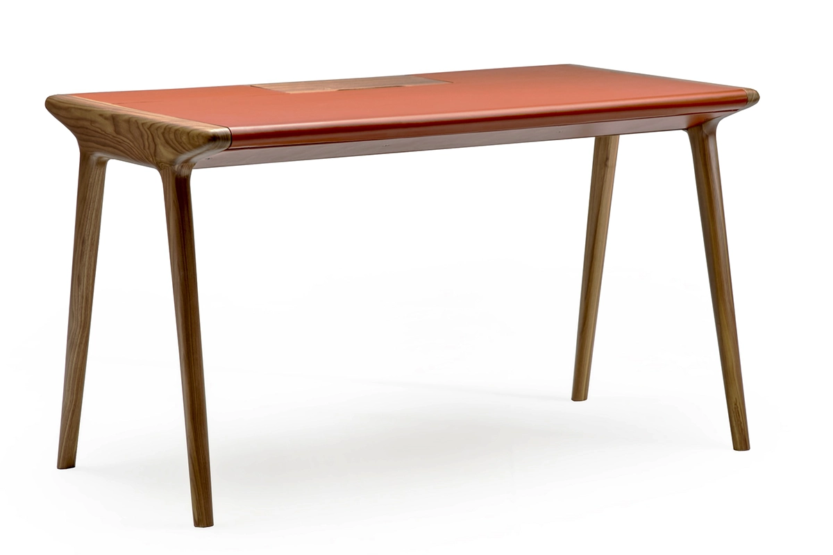 Scriba d’Amura Lab – un bureau design alliant cuir et bois, mêlant élégance italienne et technologie discrète. Disponible chez D-Style Interior.